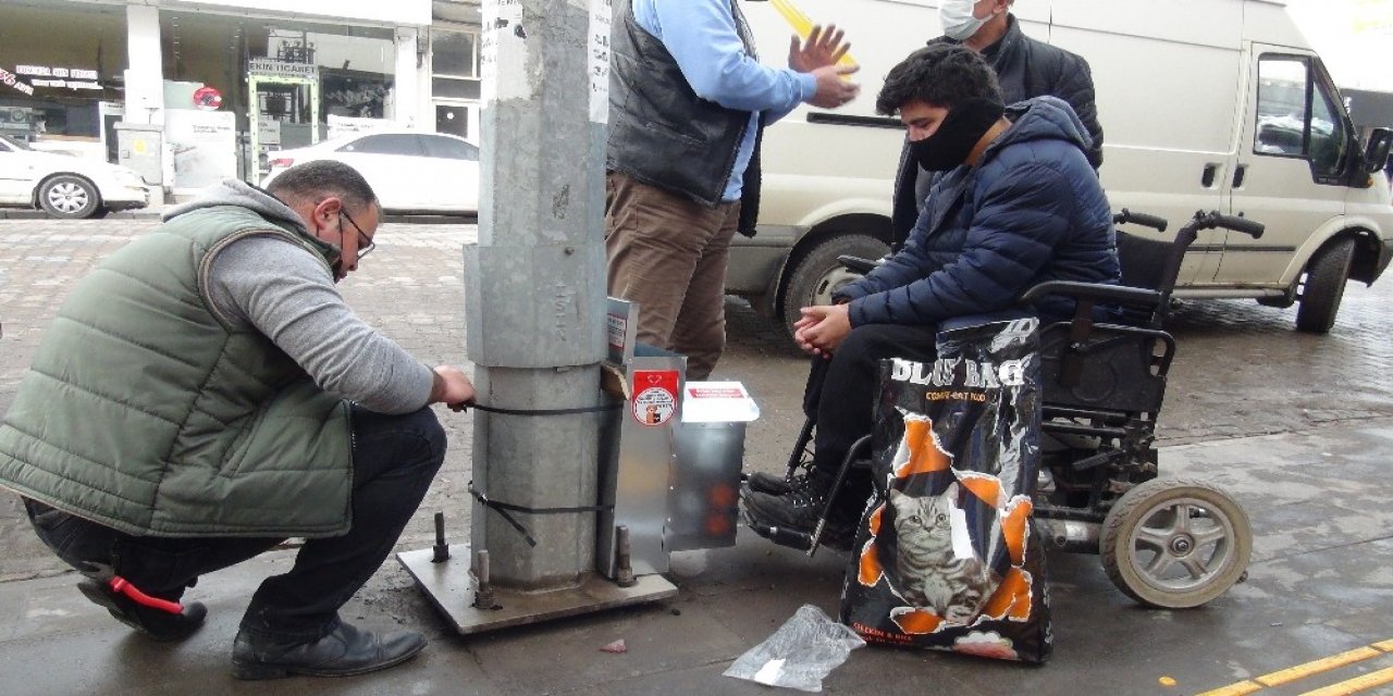 Engelli Genç Topladığı Bağışlarla Sokak Hayvanlarına Mama İstasyonları Kuruyor
