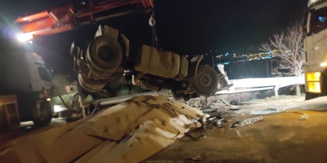 Kontrolden Çıkan Tır Vinçe Çarptı: 1 Ölü