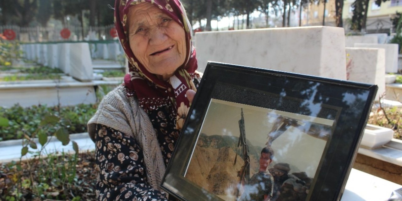 Alzaymır Hastası Şehit Annesi Her Şeyi Unuttu Ama Şehit Oğlunu Unutmadı