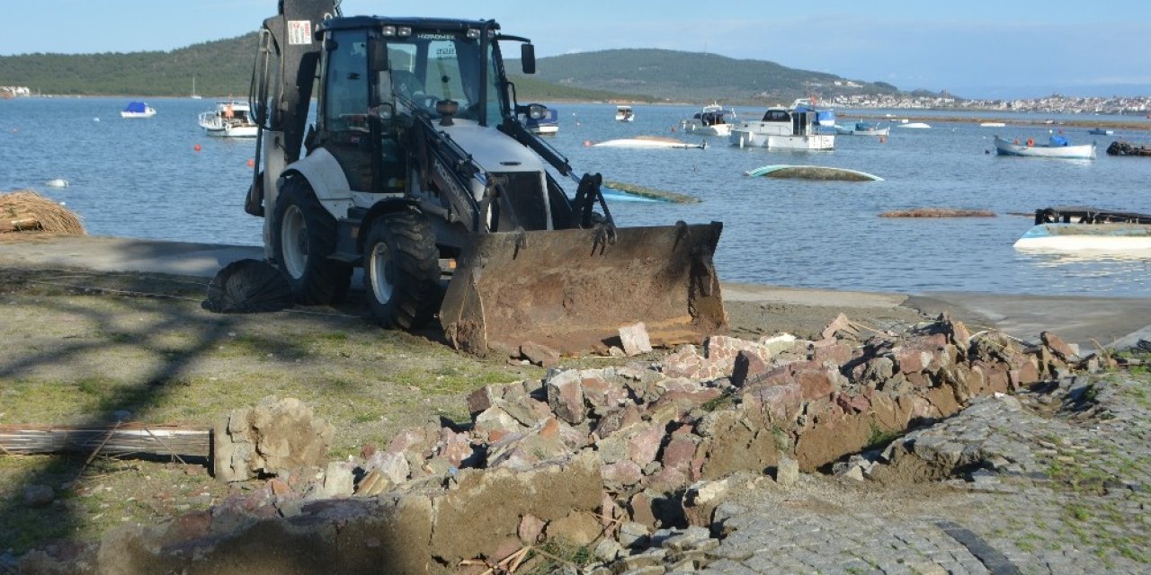 Ayvalık’ta Hortum Yıktı Geçti