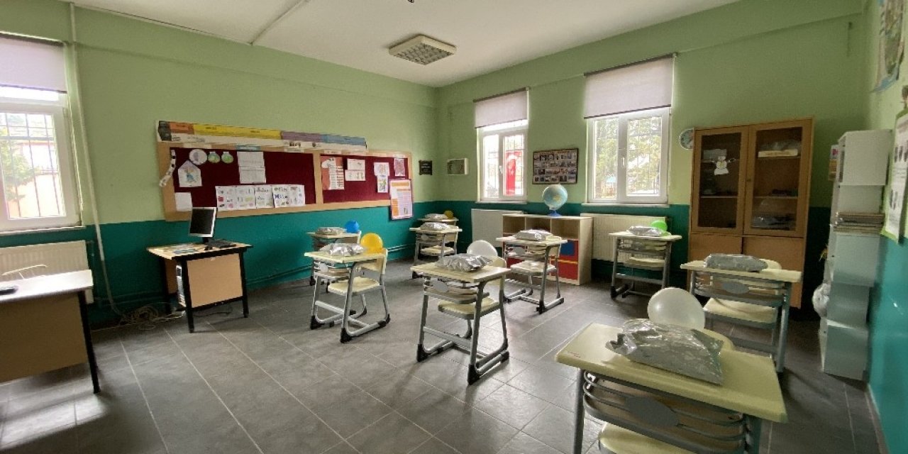i̇stanbul’un Köy Okulunda Öğretmenler Öğrencilerini Hediyeler İle Bekliyor