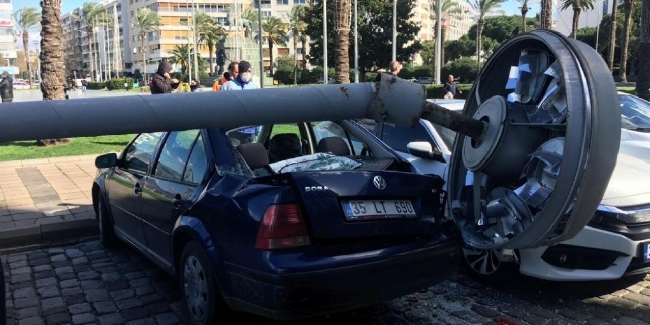 İ̇zmir’de Faciadan Dönüldü: Dev Aydınlatma Direği 5 Aracın Üzerine Devrildi