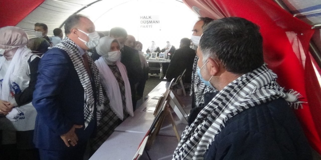 Memur-sen Heyeti Hdp Önündeki Ailelerin Çığlığına Ortak Oldu