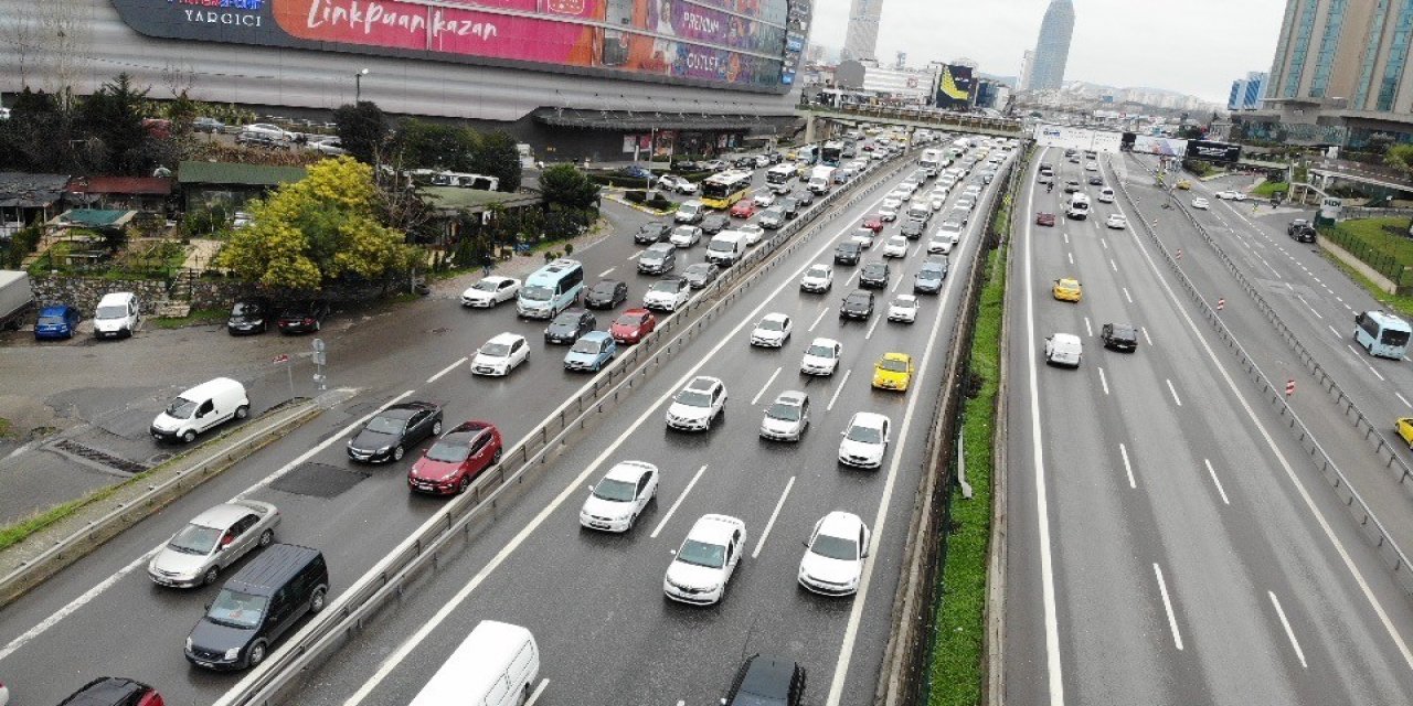 İ̇stanbul’da Yağmur Ve Kar Yağışı Sonrası Kısıtlama Trafiği Erken Başladı