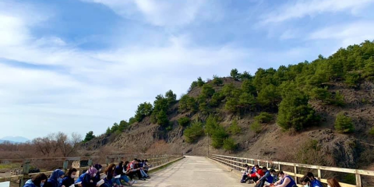 Tarihi Köprü Yanında Kitap Okuma Etkinliği