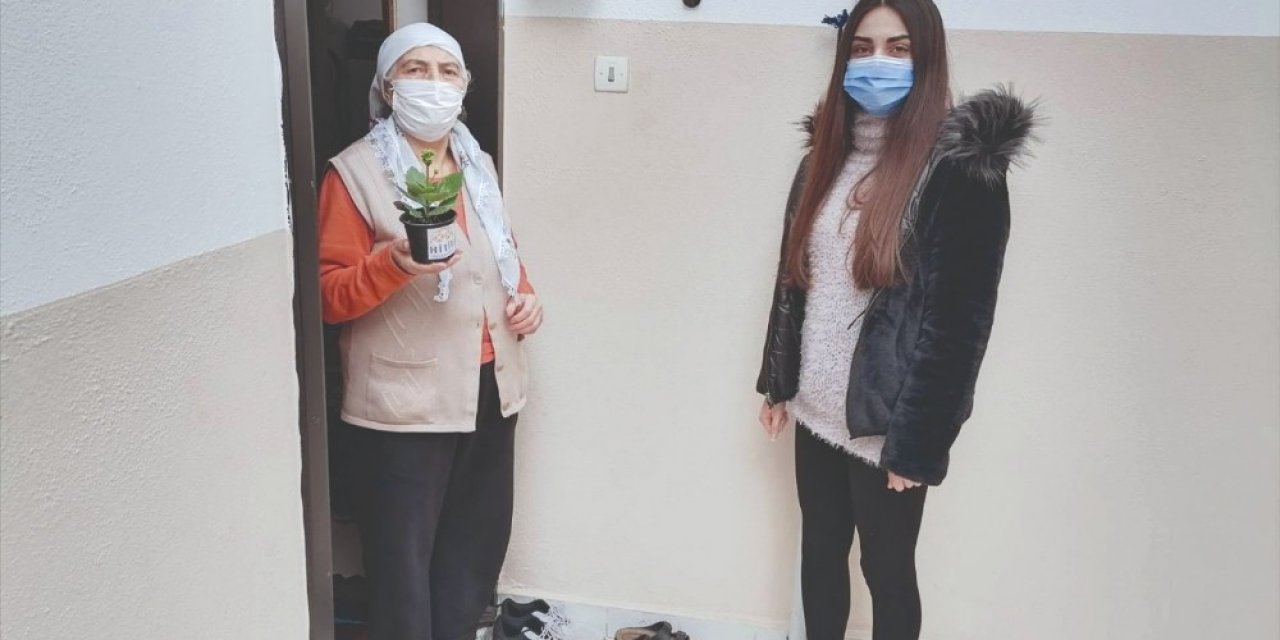 Üniversite Öğrencileri Pandemi Döneminde Büyükleri Unutmadı