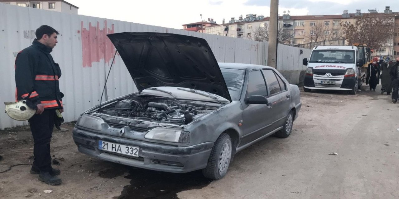 Elazığ’da Seyir Halindeki Araç Alev Aldı, Diğer Sürücüler Müdahale Etti