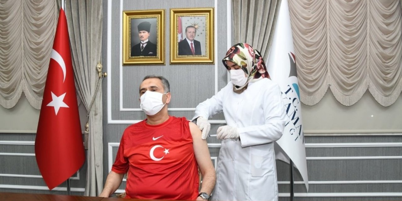 Adıyaman Valisi İlk Toz Aşıyı Yaptırdı