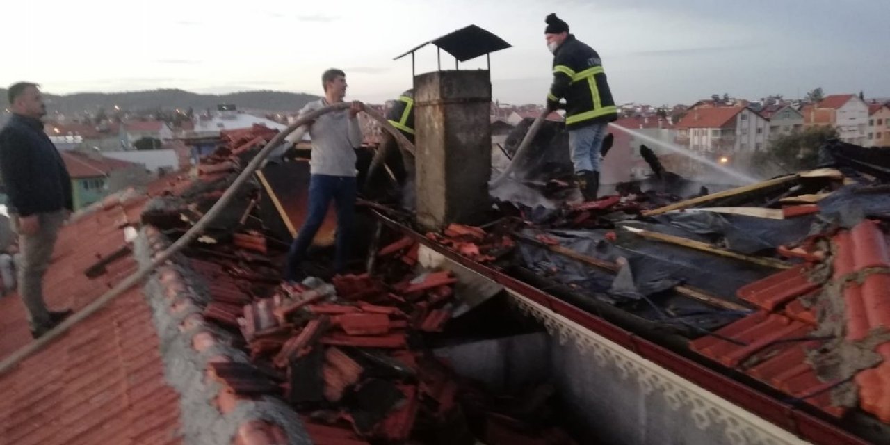 Uşak’ta Korkutan Çatı Yangını