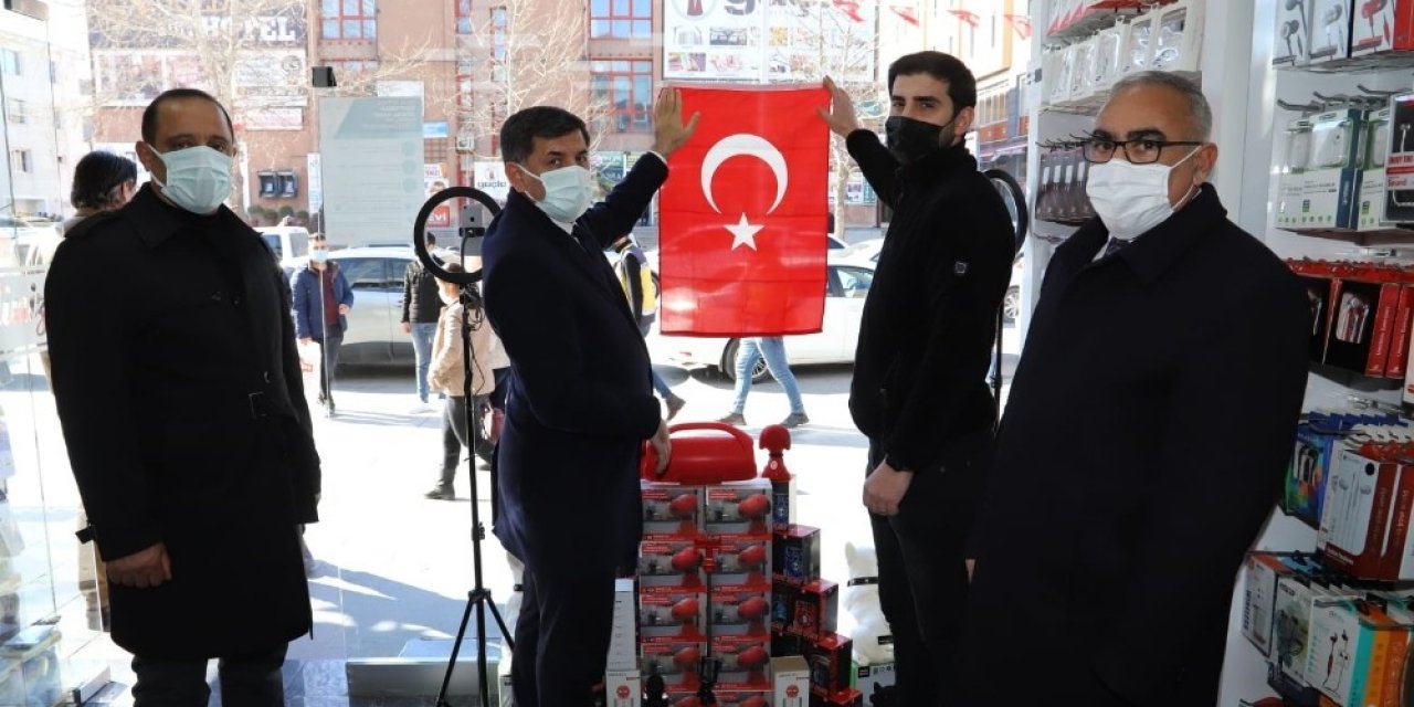 Belediyeden Esnafa Bayrak Hediyesi