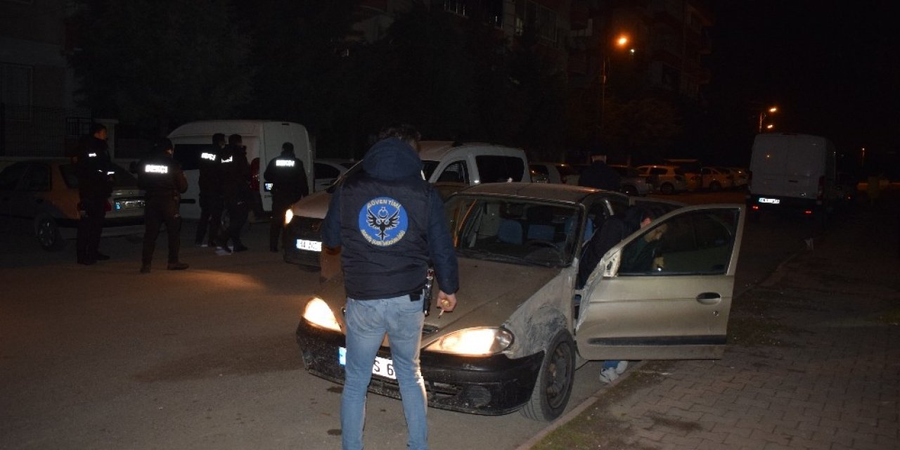 Polisin ’dur’ İhtarına Uymayan Sürücü Otomobili Bırakıp Kaçtı