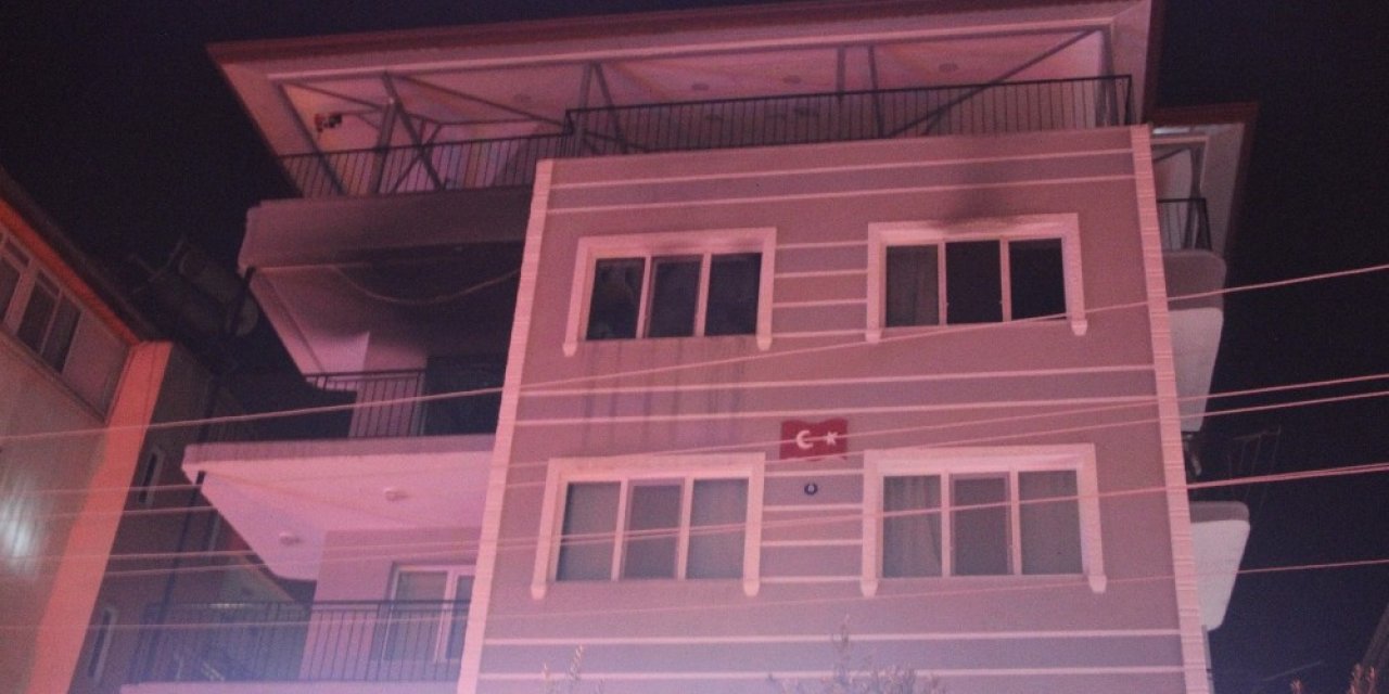 Yangına Uykuda Yakalanarak Balkona Sığınan Aileye Komşuları Sahip Çıktı