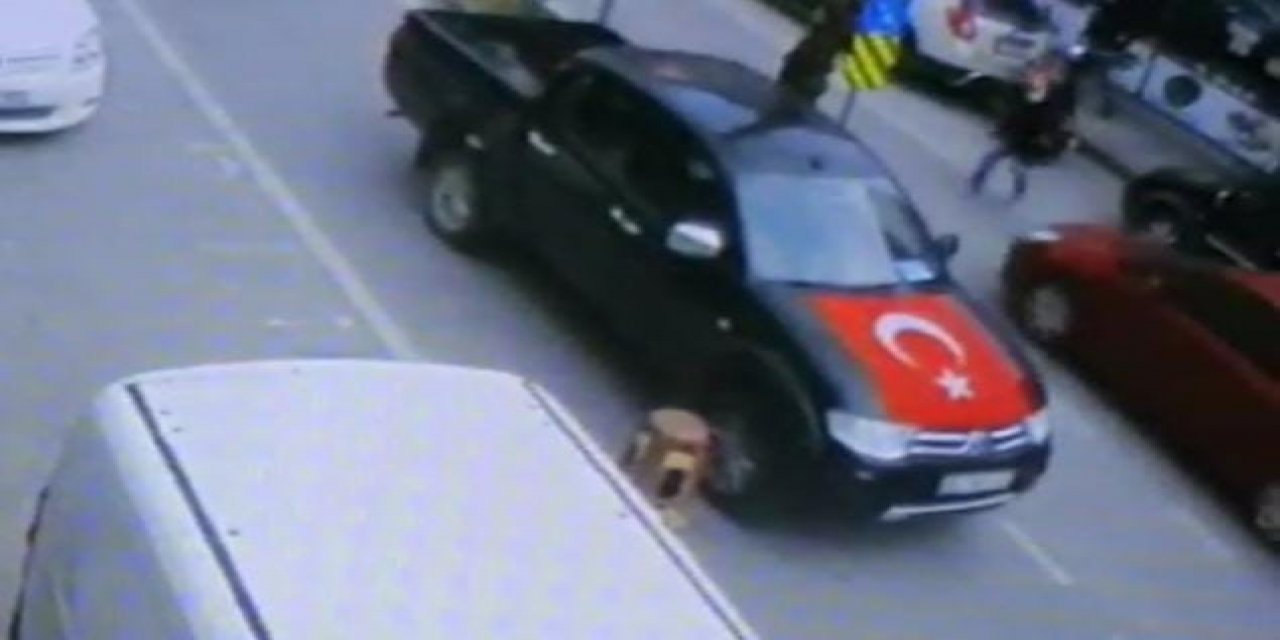 Yolun Karşısına Geçmeye Çalışırken Böyle Araba Çarptı