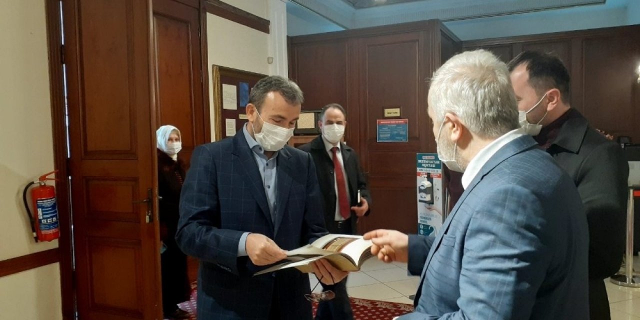 Hurdacı Tezgahlarından Topladığı Eski Radyolar Tamir Edip Sergi Açtı