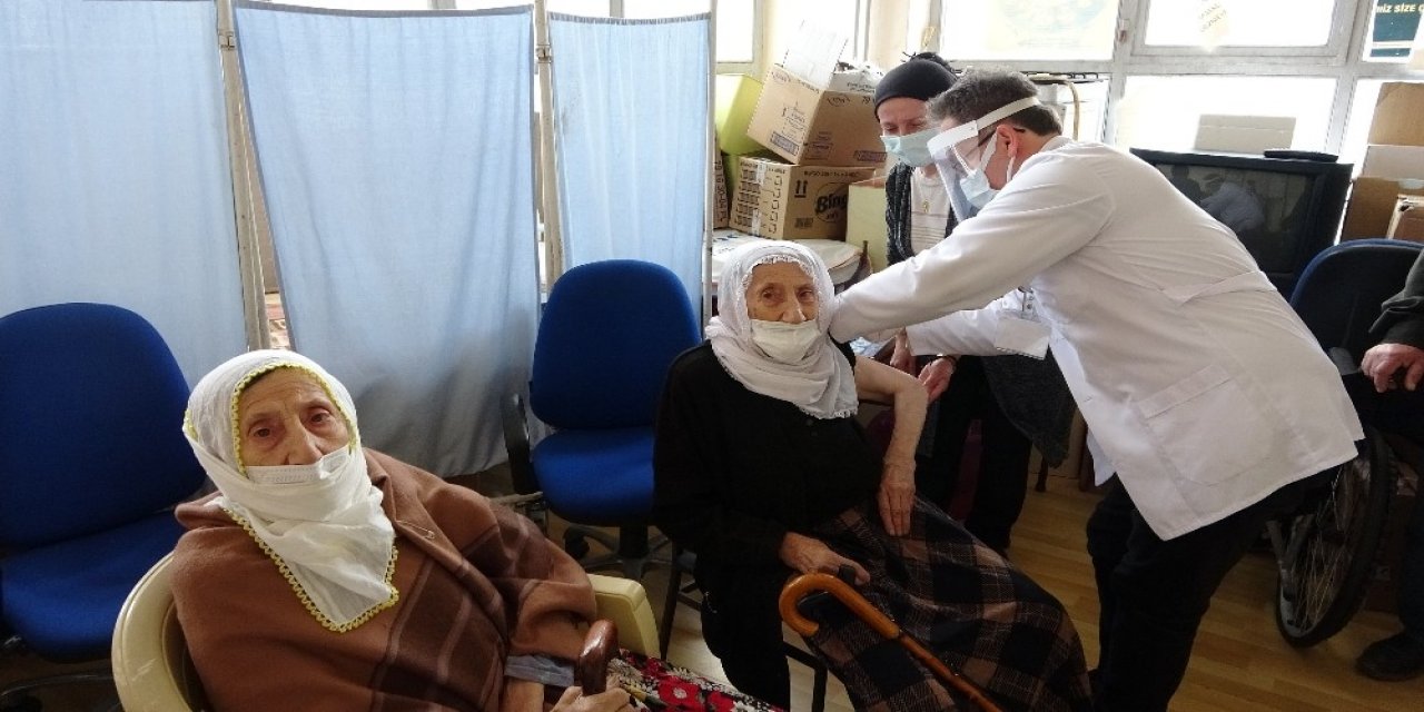 İ̇kiz Nineler Aşı Oldu
