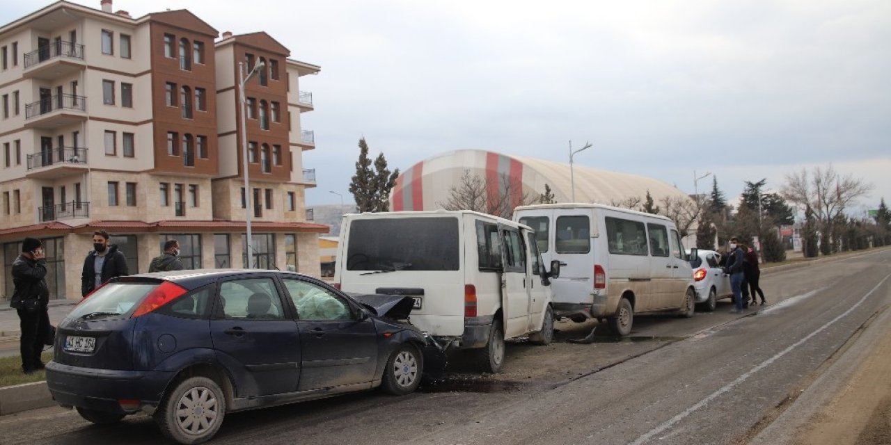 Elazığ’da Zincirleme Trafik Kazası: 4 Yaralı
