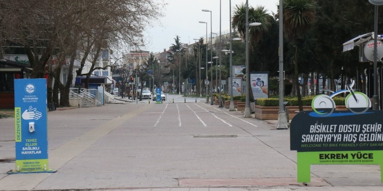 Vatandaşlar Tedbirlere Uyunca Kalabalık Sokaklar Boş Kaldı