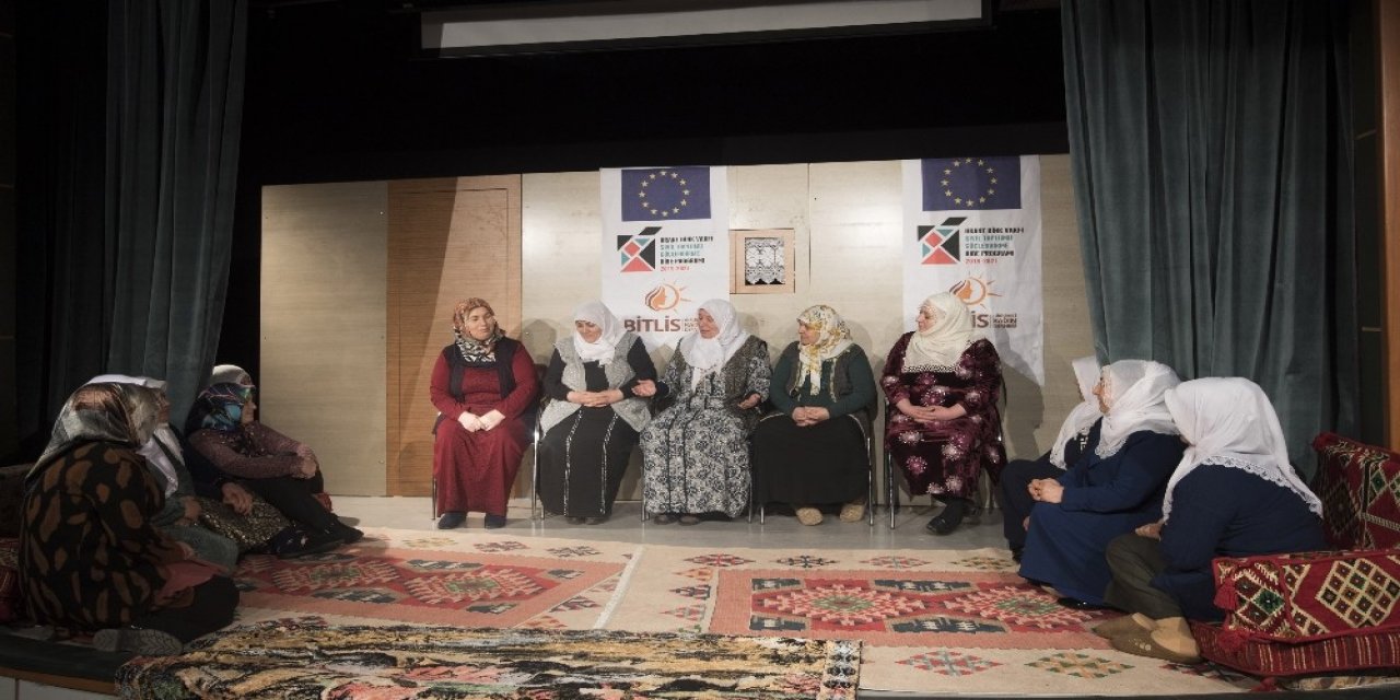 Bitlisli Kadınlar Yöresel Kız İsteme Geleneğini Tiyatroya Taşıdı