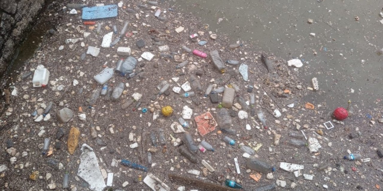 Deniz Atılan Plastik Atıklar Fırtınayla Limana Vurdu
