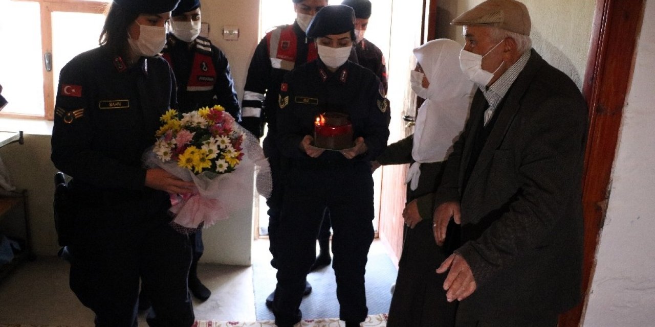 50 Yıllık Evli Çifte Jandarmadan 14 Şubat Sürprizi