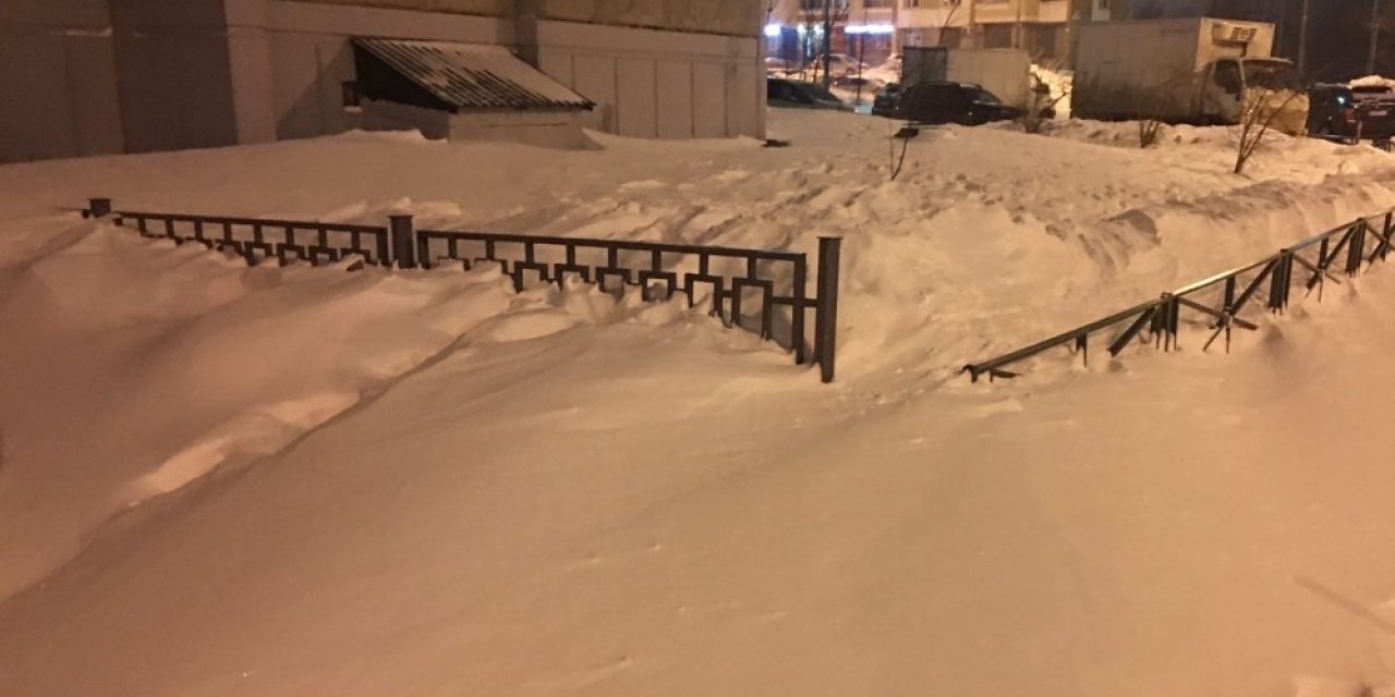 Rusya’da Kar Yağışı Hayatı Durma Noktasına Getirdi
