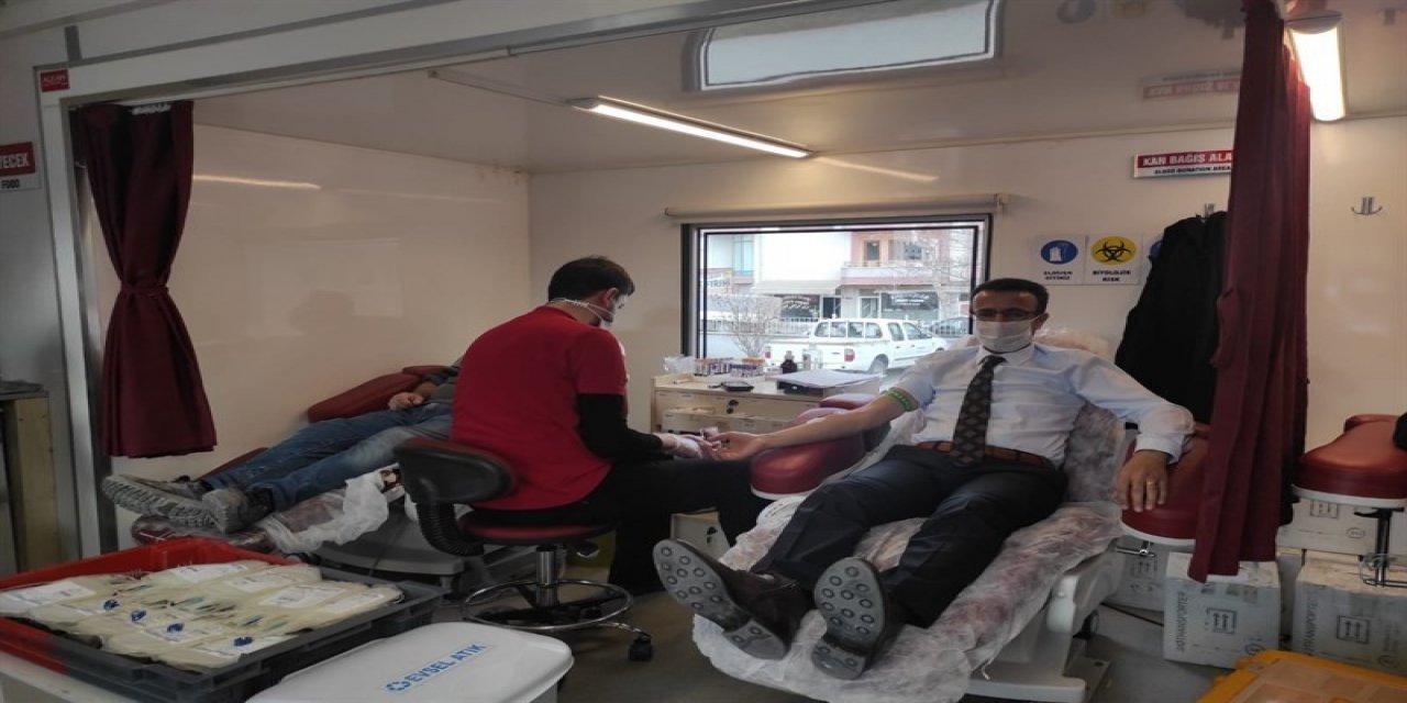 Kaymakam Akpay, Kan Bağışında Bulundu