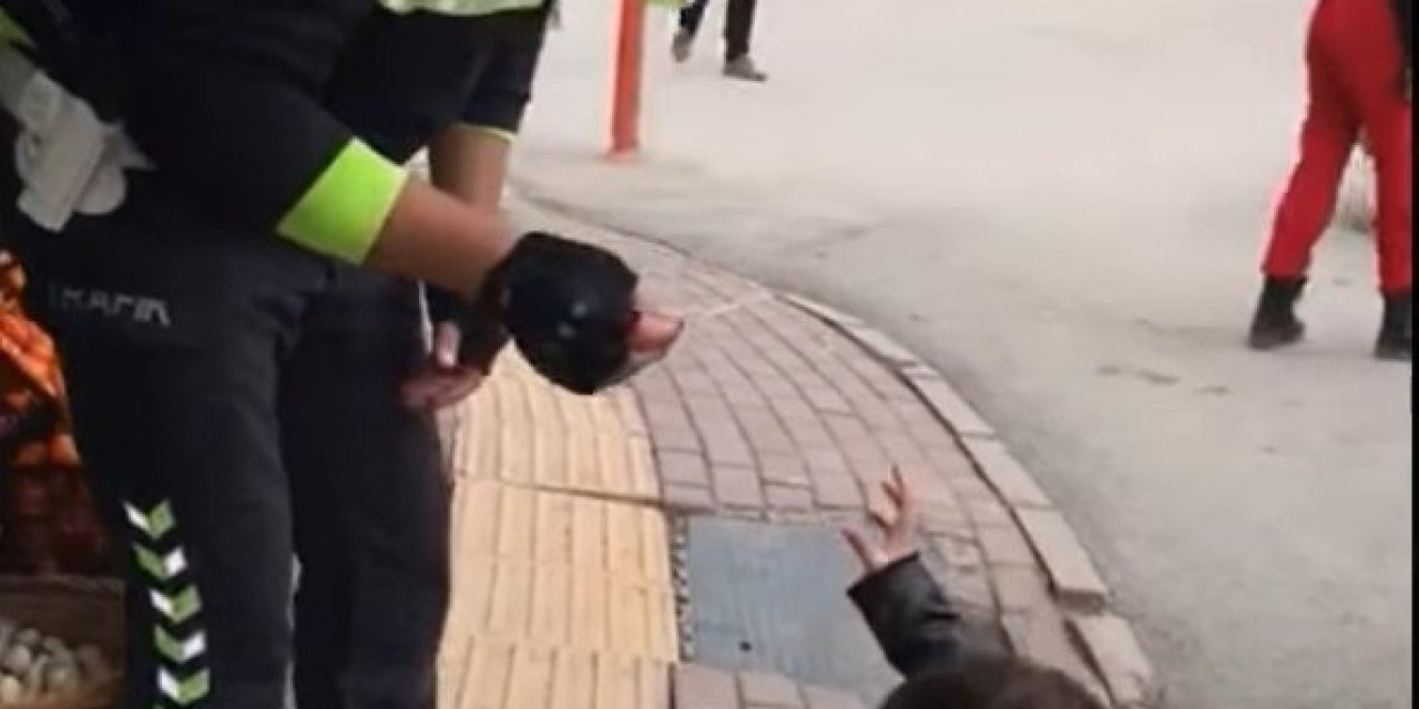 Trafik Polisi Akülü Arabası İle Kaldırımda Bulunan Çocuğa Ehliyet Ve Ruhsat Sordu