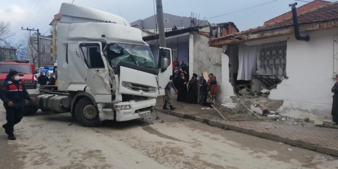 Bursa’da Kontrolden Çıkan Tır Eve Çarptı: 1 Yaralı