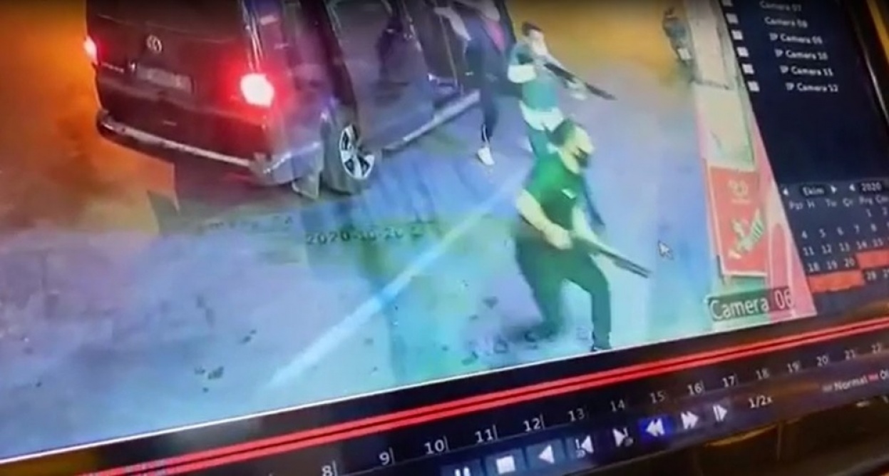 Ellerinde pompalı tüfekler ve sopalarla 7 kişi bir tekel bayisini bastı