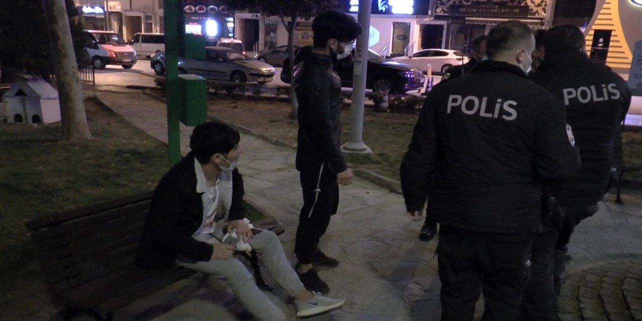 Parkta Bıçaklı Saldırıya Uğradı, Can Havliyle Arkadaşlarına Sığındı