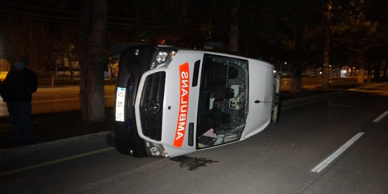 Isparta’da Otomobil İle Ambulans Çarpıştı: 2 Yaralı