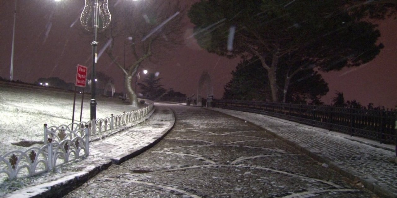 İ̇stanbul’da Kar Yağışı Gece Boyunca Devam Etti