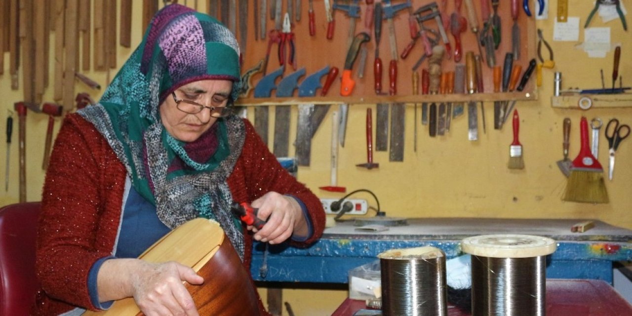 29 Yıl Önce Eşinden Öğrendiği Sazın Ustası Oldu