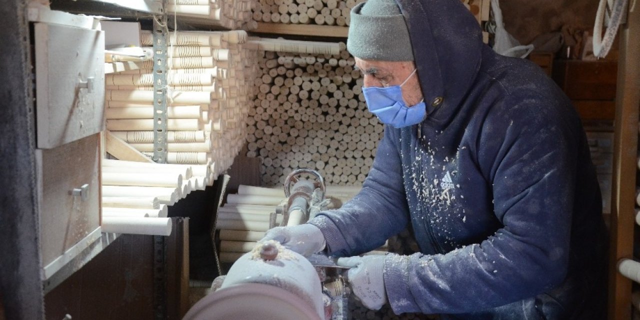 85’lik Abdullah Usta Fabrika Gibi Çalışıyor, Günde 500 Keser Sapı Üretiyor