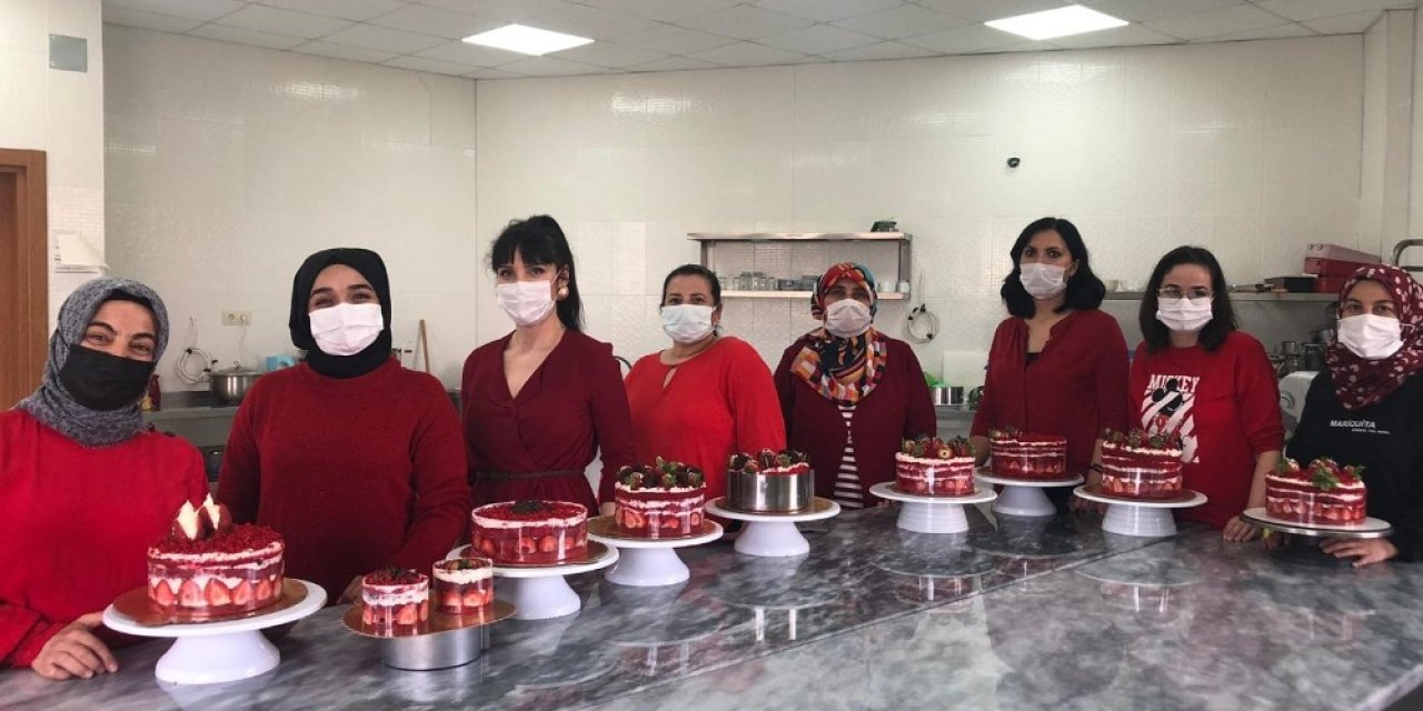 Kadınlardan Eşlerine Özel Sevgililer Günü Pastası