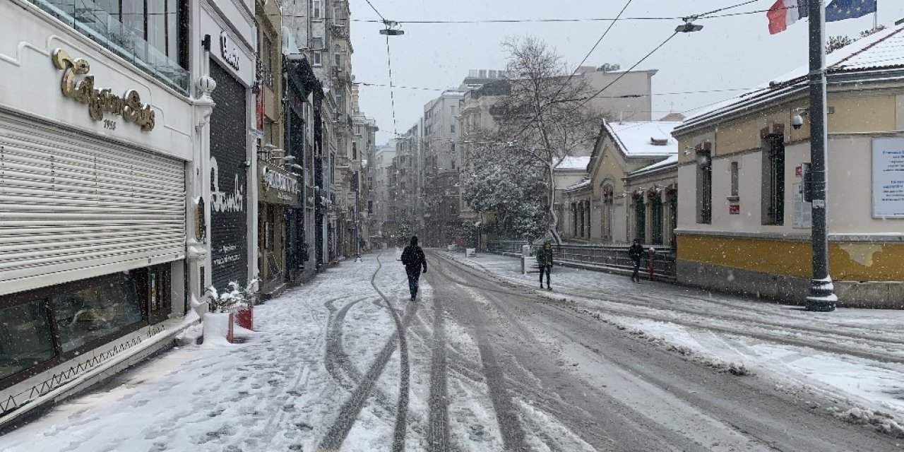 Taksim Meydanı Beyaza Büründü