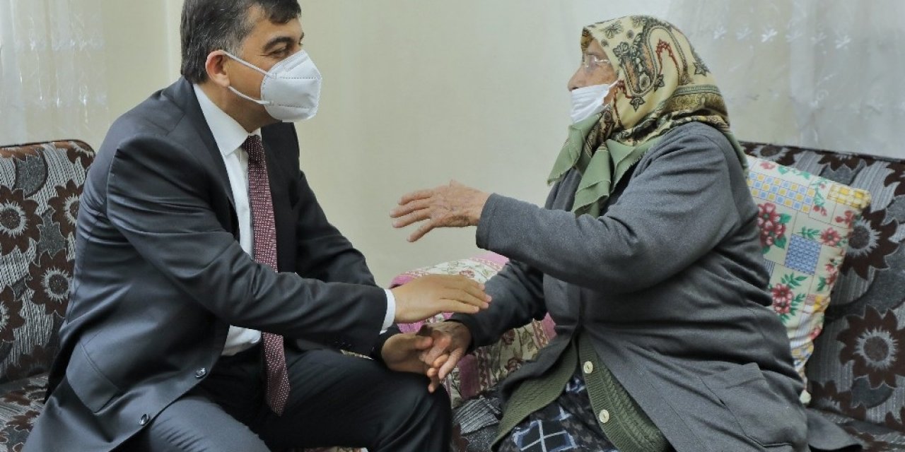 Sevgiyle Örülen El İşleri, Yaşlı Teyzeleri Sevindiriyor