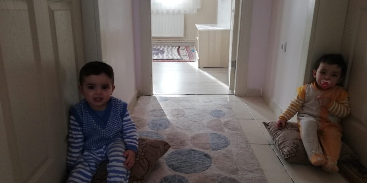 Minik İkizlerin Kapı Açma Numarası Şoke Etti