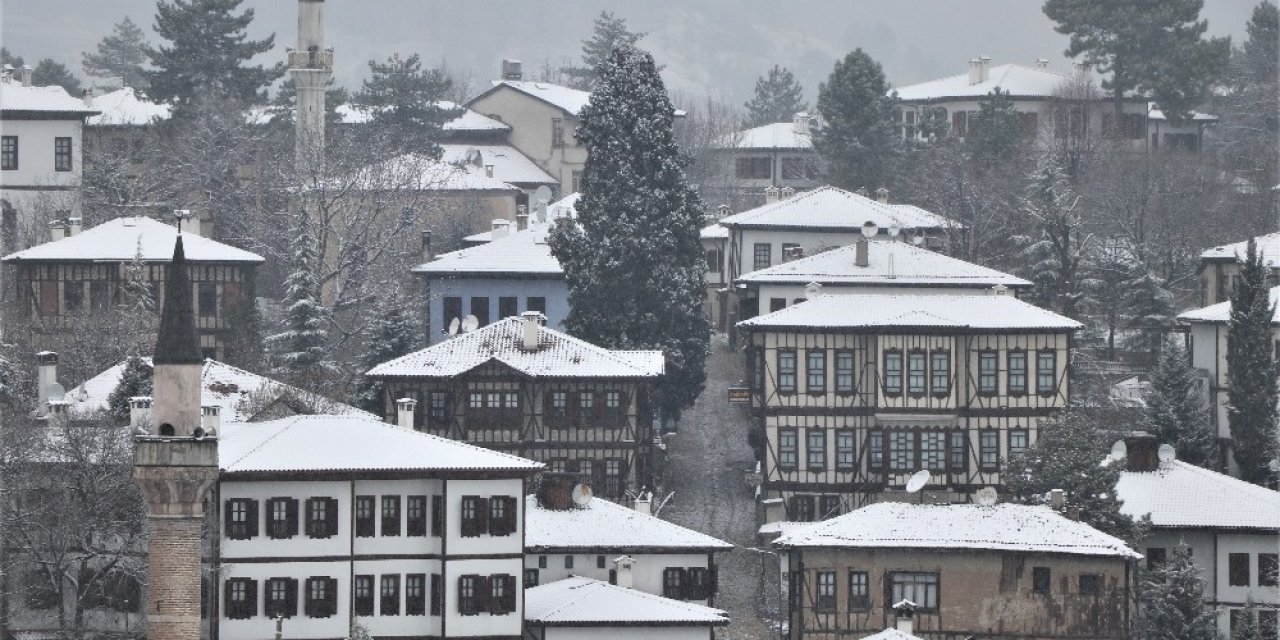 3 Bin Yıllık Safrabolu’nun Tarihi Konakları Beyaz Örtüyle Kaplandı