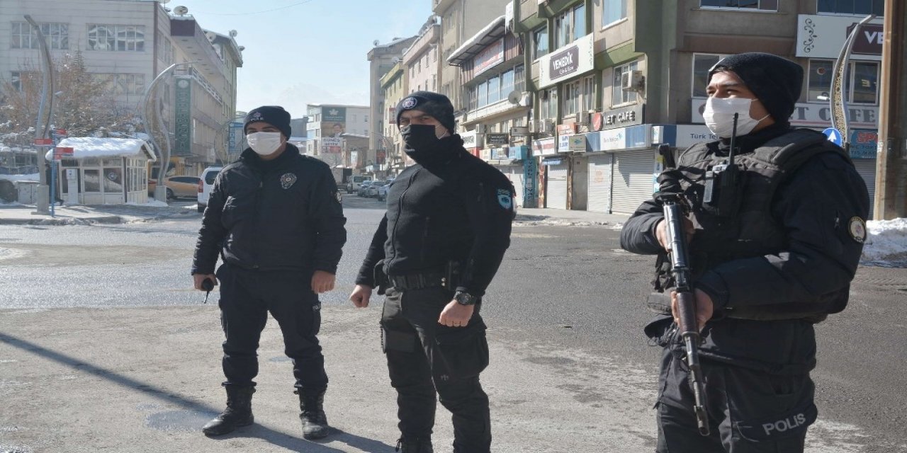 Hakkari’de Kısıtlama Denetimleri Sürüyor