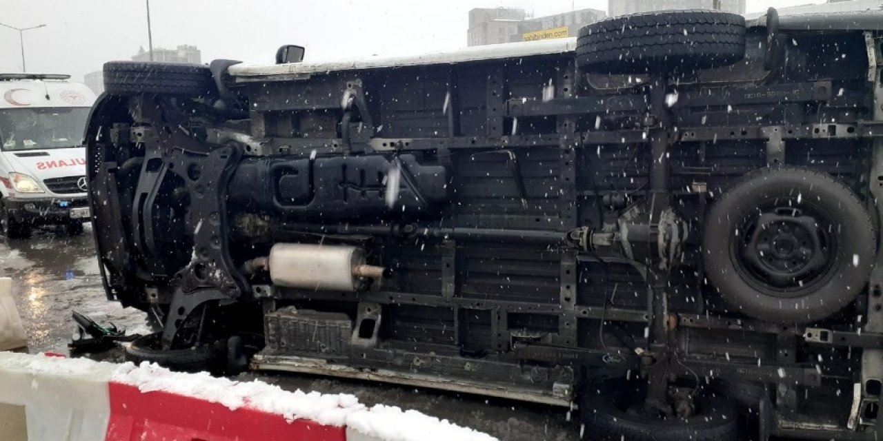 Kadıköy’de Araç Bariyerlere Çarpıp, Yan Yattı