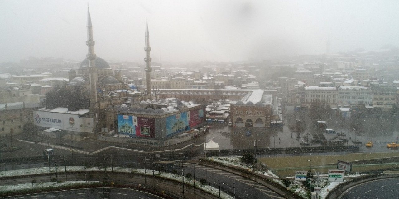 Beyaza Bürünen Eminönü Meydanı Havadan Görüntülendi