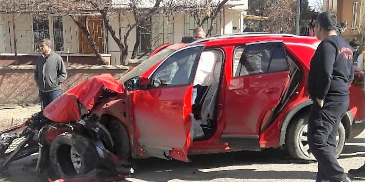 Kahramanmaraş’ta Otomobil Elektrik Direğine Çarptı: 5 Yaralı