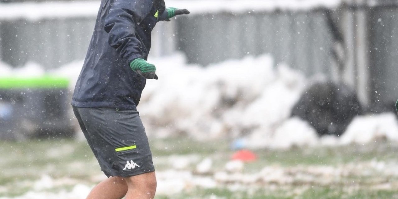 Bursaspor Yoğun Kar Yağışı Altında Tuzlaspor Maçı Hazırlıklarını Tamamladı