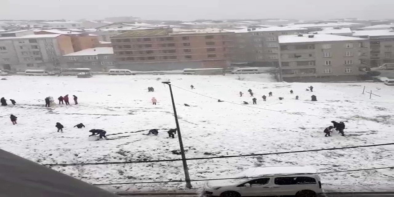 İ̇stanbul Beyaza Bürününce Çocuklar Kısıtlamayı Unuttu