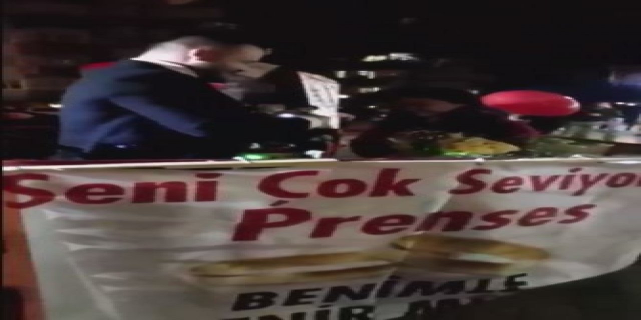 Vinçle Sevgilisinin Balkonuna Dayanıp Evlilik Teklif Etti