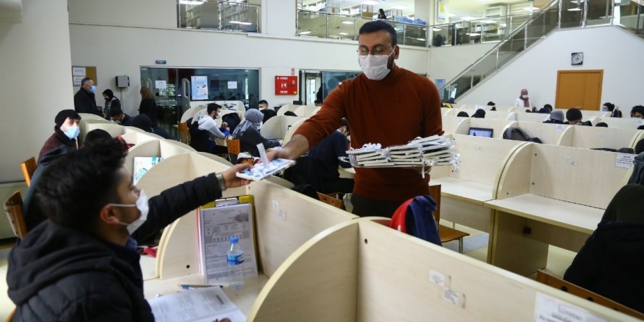 Bağcılar Belediye Başkanı Çağırıcı’dan Kitap Aşıklarına Sürpriz