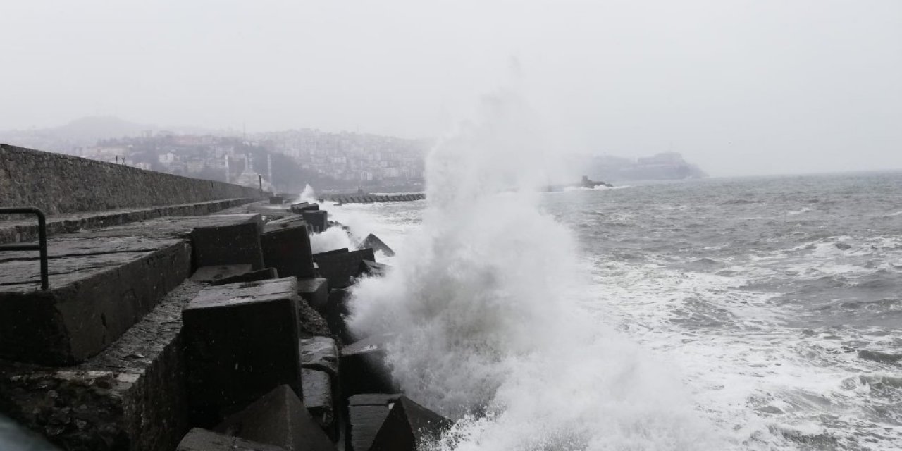 Zonguldak’ta Dalgalar Mendireği Aştı