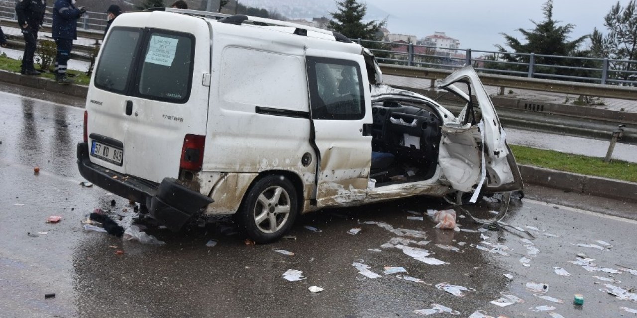 Sinop’ta Eve Servis Yapan Market Aracı Kaza Yaptı: 2 Yaralı