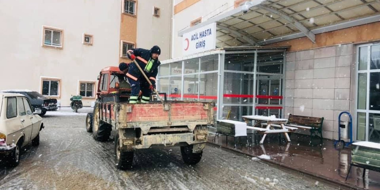 Yolda Mahsur Kalan Sürücülerin Yardımına Ezine Belediyesi Yetişti